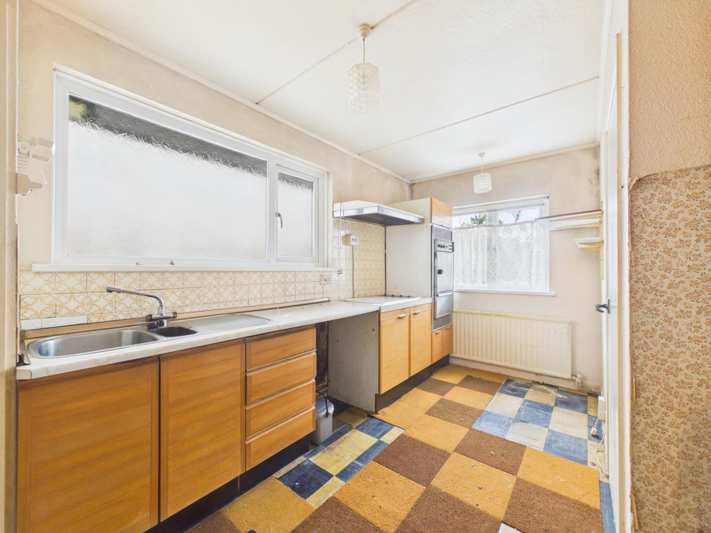 Lot: 102 - LINK-DETACHED TWO-BEDROOM BUNGALOW FOR UPDATING - Kitchen